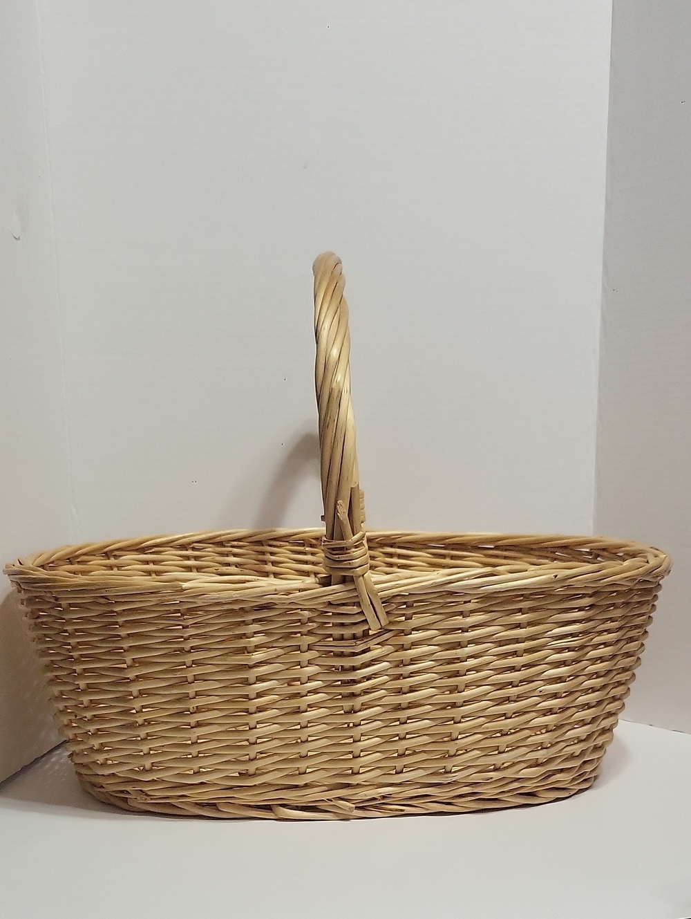 Large Natural Wicker Basket with Handle - Neutral